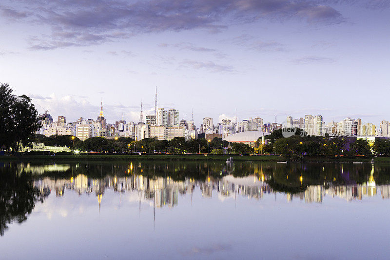 从巴西伊比拉普埃拉公园(Ibirapuera Park)可以看到圣保罗令人惊叹的美景